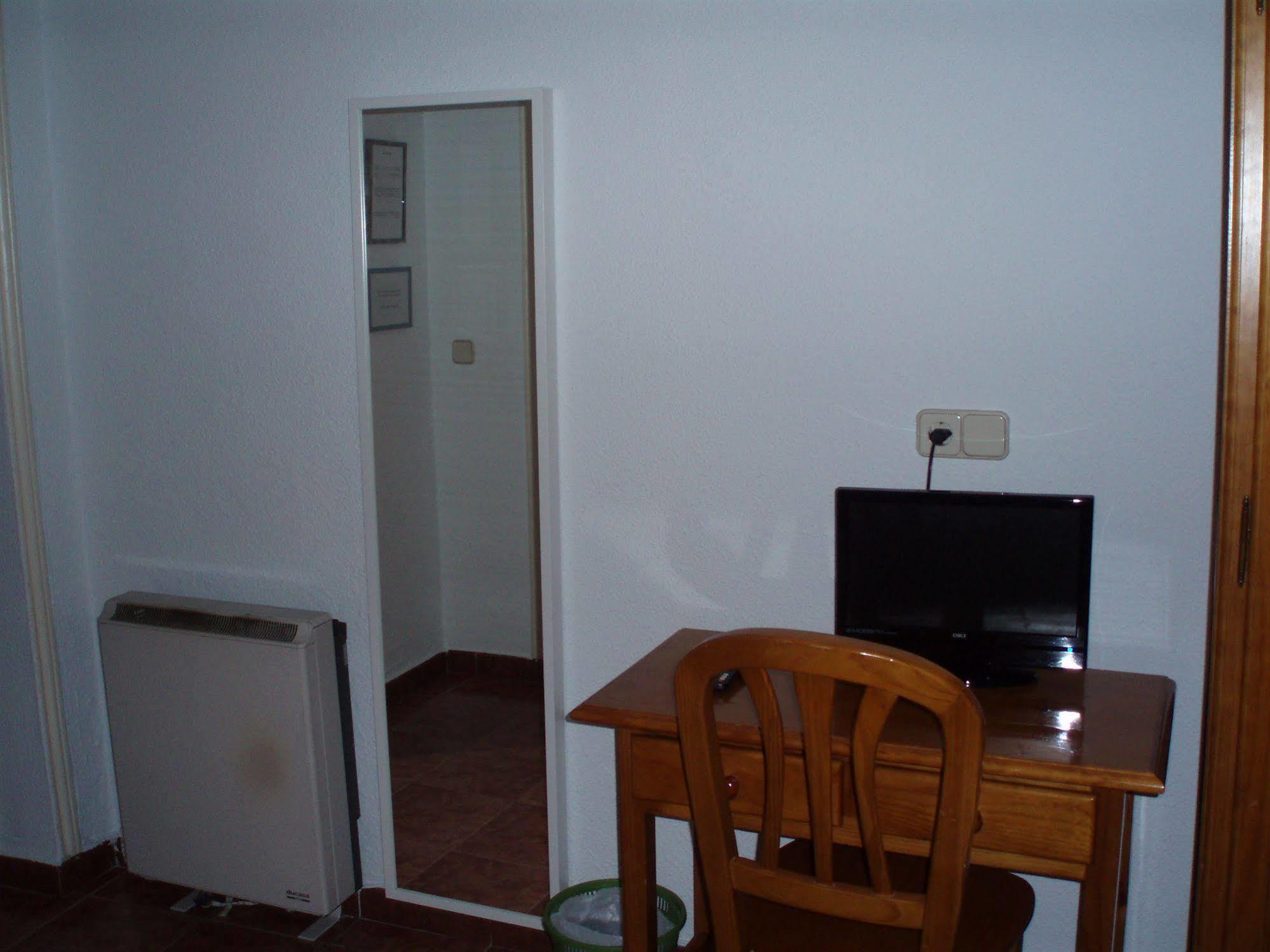 Hostal Castilla Madrid Exterior foto
