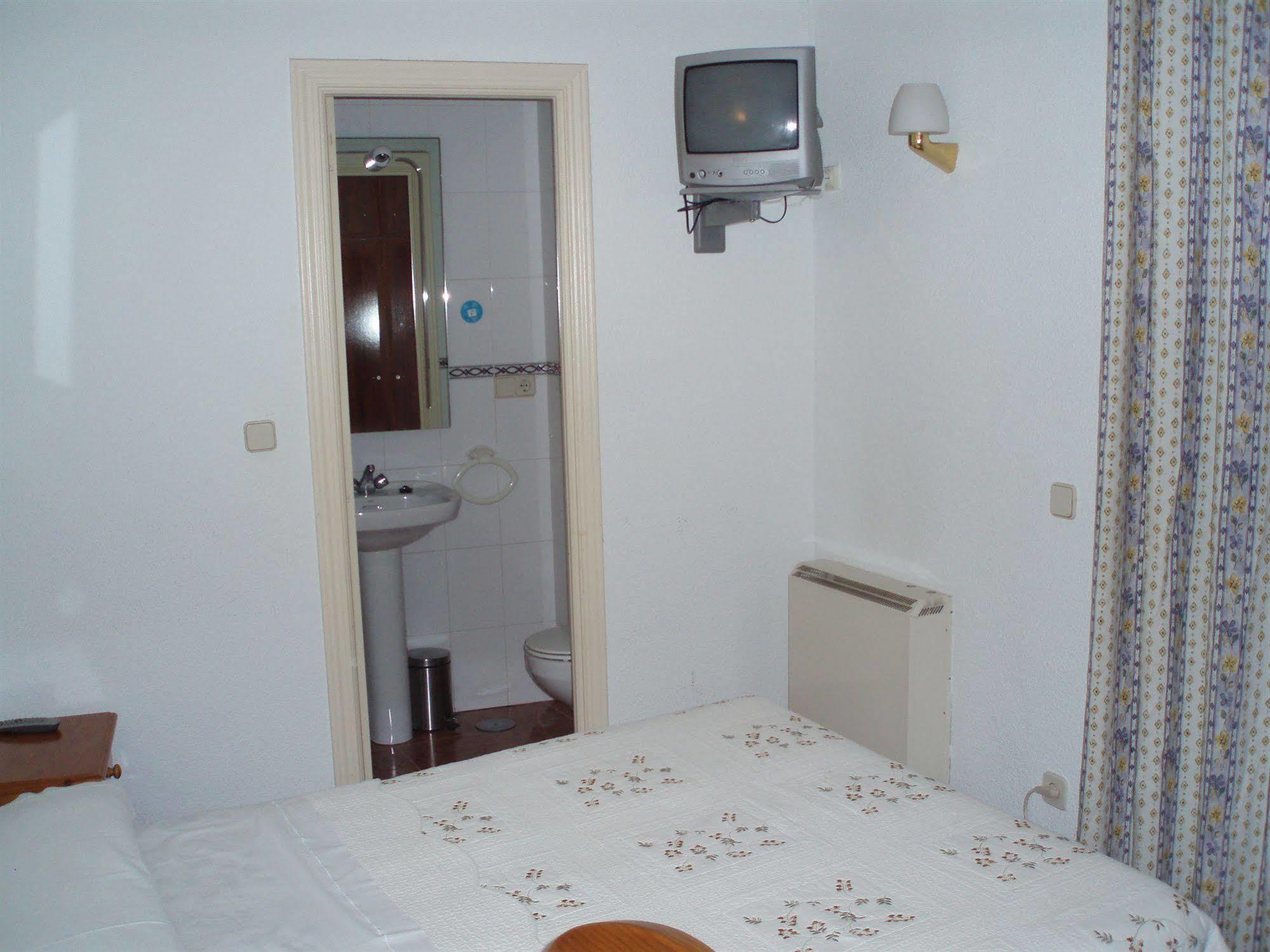 Hostal Castilla Madrid Exterior foto